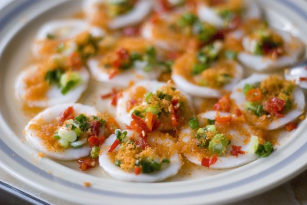 Chà bông tôm ăn với bánh bèo