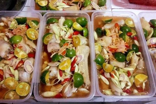 Chân gà ngâm sả tắc vào hộp để bán