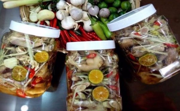Chân gà ngâm sả tắc vào lọ để bán