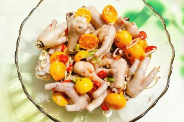 Trộn chân gà trong tô lớn