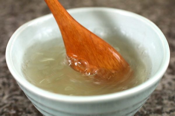 Công đoạn hòa bột gelatin với nước cho tan đều