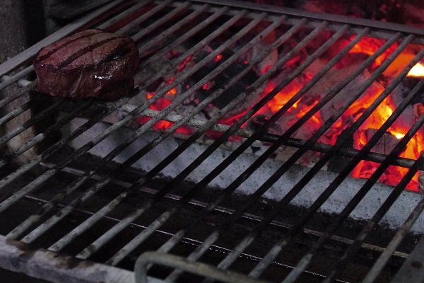 nướng thịt bằng bếp than ngoài trời