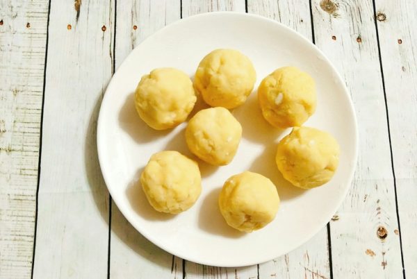 Đậu xanh được hấp chín và chia thành từng phần để tiện gói.