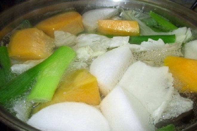 Nấu rau củ để lọc lấy nước dùng ngọt trong