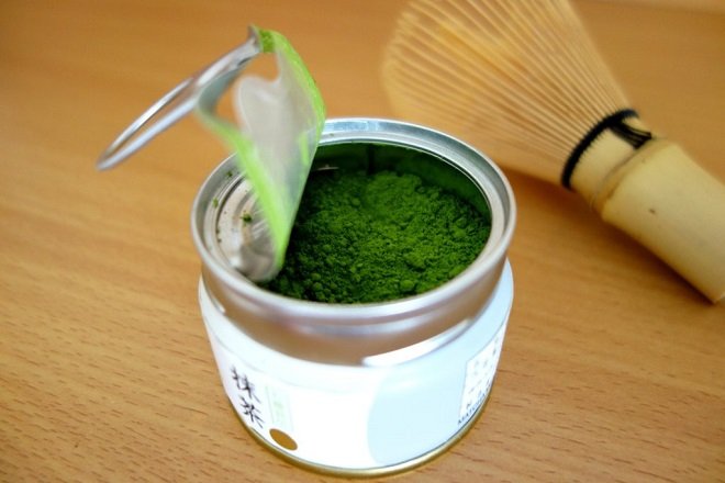 Bí quyết làm bột trà xanh không chỉ xanh mịn mà còn đẹp mắt 6 Bảo quản bột trà xanh trong hộp thiếc đậy nắp kín