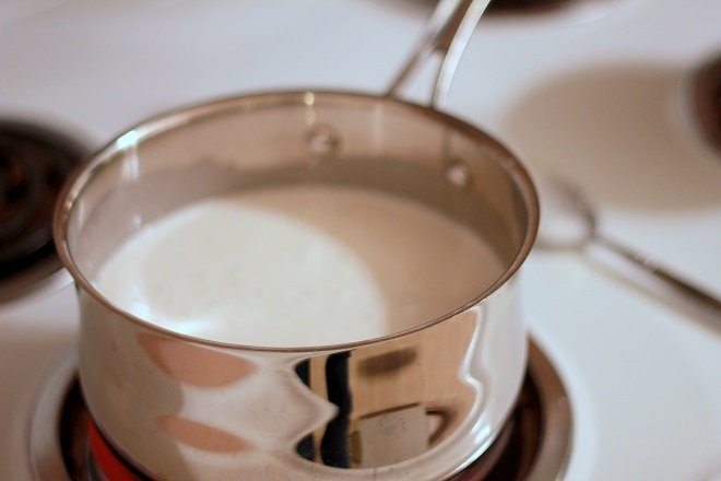nấu nước cốt dừa với vani, đường làm kem