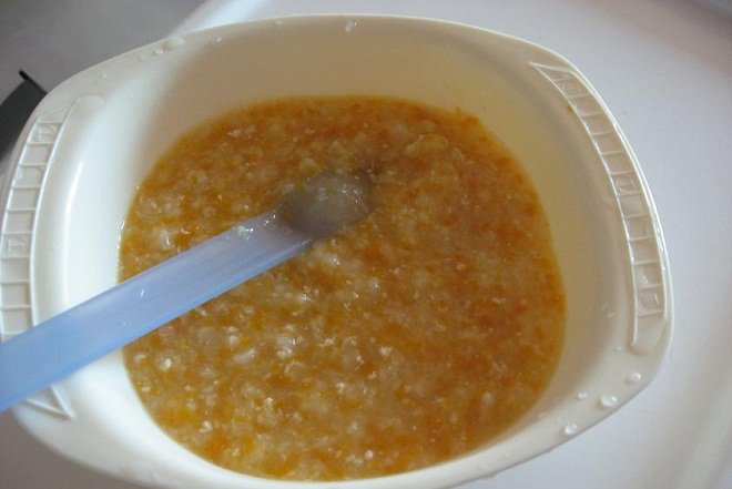 tô cháo bí đỏ thịt heo bằm cho bé ăn dặm