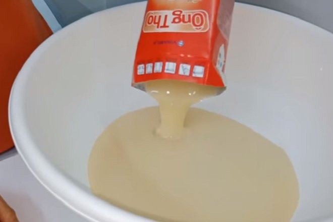 đổ hỗn hợp sữa đặc vào thau lớn