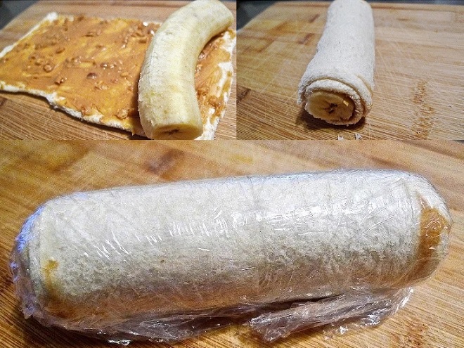 gói bánh với nhân chuối và bao kín bằng màng bọc thực phẩm