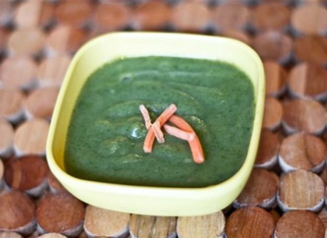 phần súp cải bó xôi và khoai tây nghiền có màu xanh sẫm làm món ăn vặt cho bé