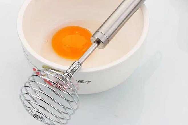 trứng gà trong tô và que đánh trứng