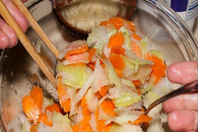 trộn dưa chuột và cà rốt cắt khúc làm nước chấm bún chả nghệ an