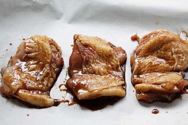 Cách Làm Thịt Xá Xíu Ngon K Có Lò Nướng ướp thịt gà với nước sốt xá xíu