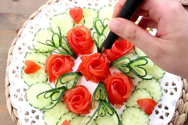 Cách tỉa hoa cà chua trang trí cho món ăn đãi tiệc đẹp mắt