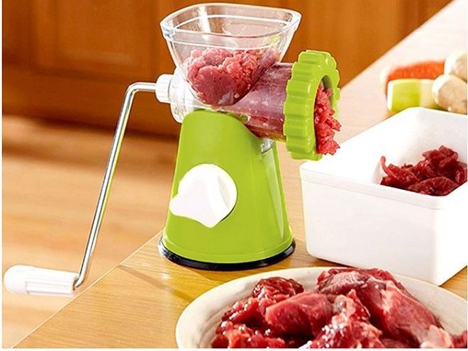 Bạn nên cho thịt vào ngăn đông tủ lạnh trước khi xay.