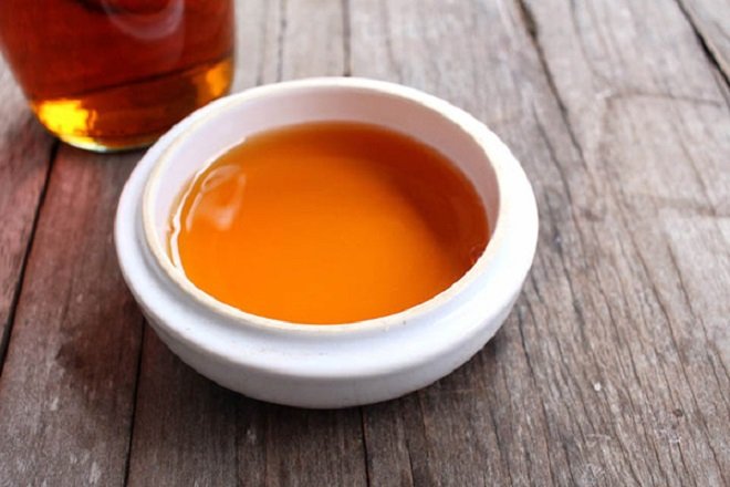 Nước mắm để làm giò lụa không dùng bột là nước mắm cốt