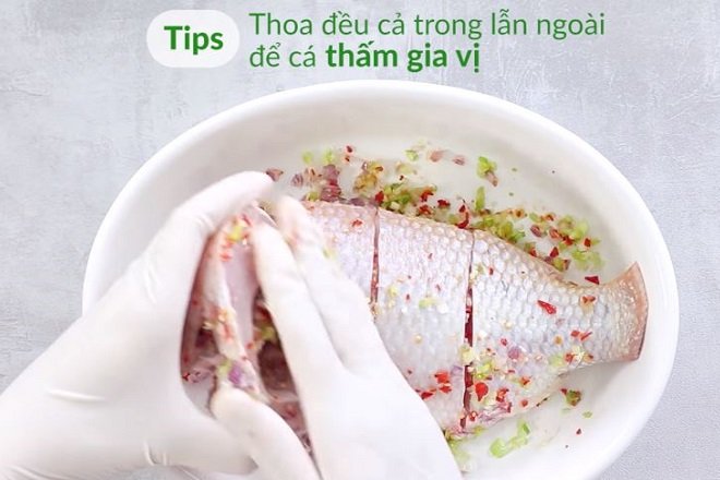 cắt cá diêu hồng thành khứa nhỏ và ướp gia vị