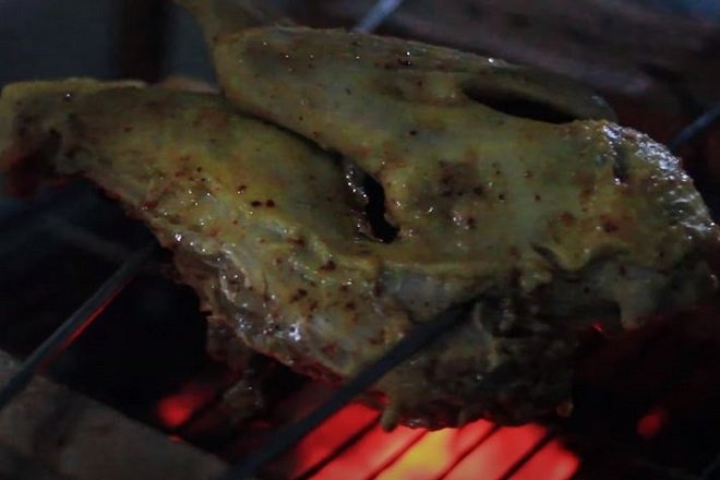 cách nướng thịt vịt ướp chao bằng bếp than