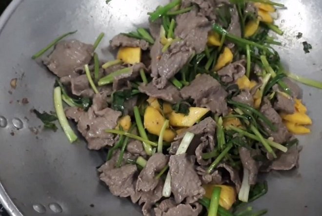 cách xào thịt bò với cần tây và thơm