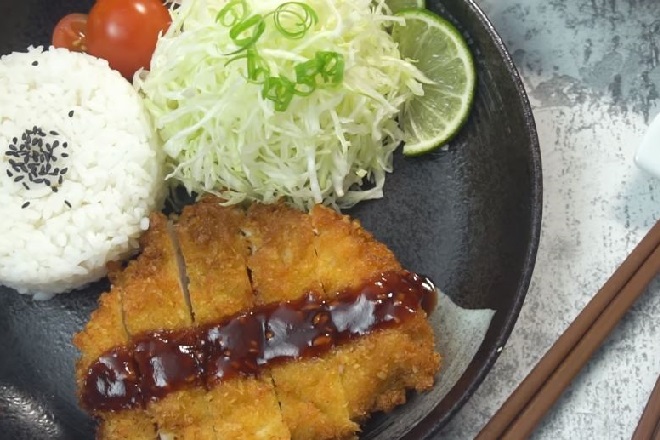 dĩa cơm thịt heo tẩm bột chiên xù chấm sốt Worcestershire kiểu Nhật (Tonkatsu)