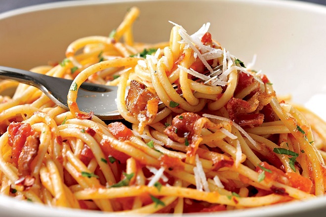 dĩa mì spaghetti sốt cà chua thịt heo xông khói