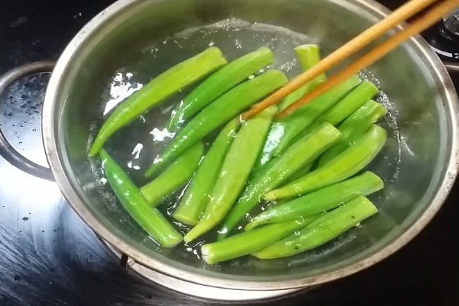 Luộc sơ đậu bắp