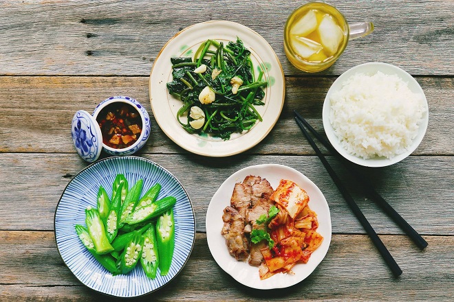 mâm cơm có món đậu bắp luộc