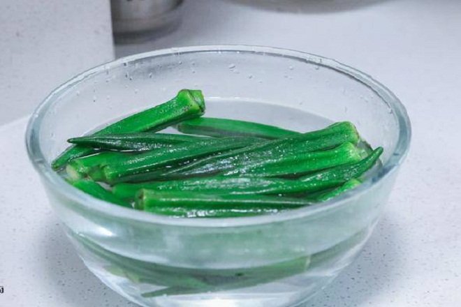 Ngâm đậu bắp trong nước đá để không bị nhớt đắng khi nấu