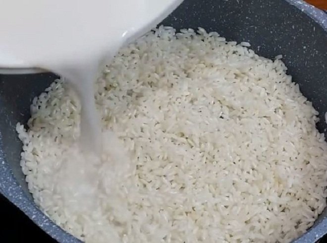 Ninh gạo nếp và nước dừa