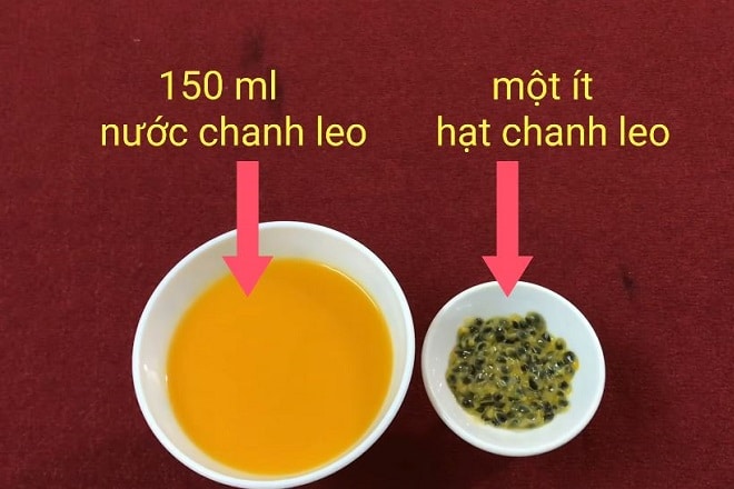 tô nước cốt chanh leo và chén hạt chanh dây