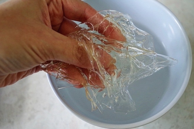 Ngâm lá gelatin với nước tới khi nở
